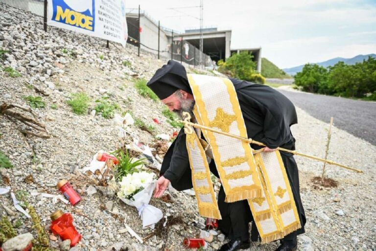 Τέμπη: Στο σημείο της τραγωδίας ο Αρχιεπίσκοπος Αυστραλίας (εικόνες)