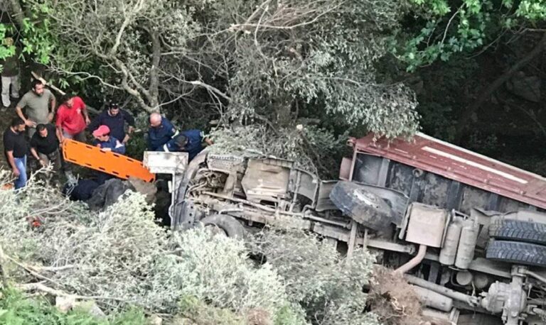 Τροχαίο στα Χανιά: Φορτηγό έπεσε σε γκρεμό – Επιχείρηση απεγκλωβισμού δύο ατόμων