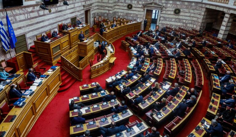 Βουλή: «Πέρασε» ο Συμπληρωματικός Προϋπολογισμός ύψους 2,6 δισ. ευρώ