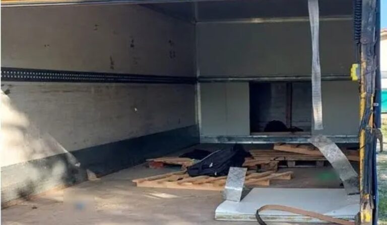 Τυχερό Έβρου: Διακινητής έκρυβε παράνομους μετανάστες σε καρότσα φορτηγού (βίντεο)