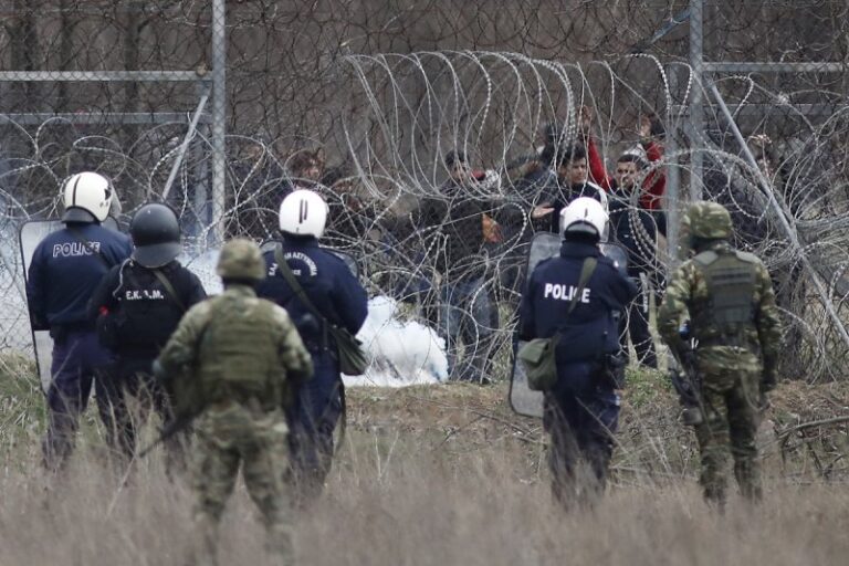 Έβρος: Νέες οπισθοχωρήσεις μεταναστών προς την Τουρκία, με τη συνοδεία του τουρκικού στρατού