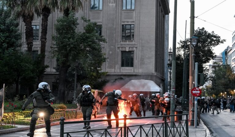 Αθήνα: Επεισόδια με ρίψη μολότοφ στην πορεία διαμαρτυρίας για το ναυάγιο στην Πύλο! (εικόνες & βίντεο)