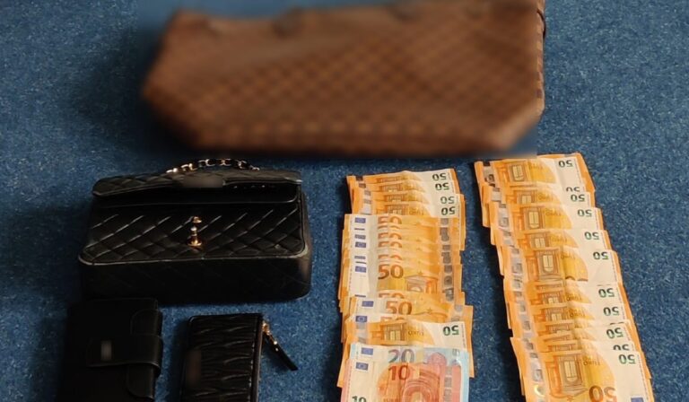 Αστυνομικοί «τσάκωσαν» 47χρονη στο αεροδρόμιο «Ελ. Βενιζέλος» – Έκλεψε τσάντα και κοσμήματα από κατάστημα στη Μύκονο (εικόνα)