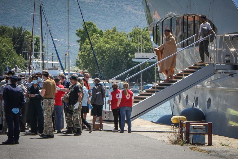 Ναυάγιο στην Πύλο: Σπαρακτικές στιγμές – Συγγενείς επιβαινόντων στο σκάφος αναζητούν τους δικούς τους (βίντεο)