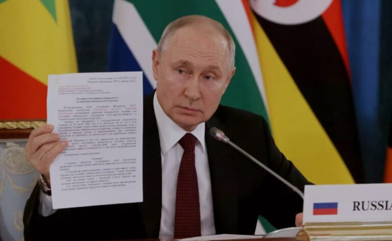 Αποκάλυψη Πούτιν: Έδειξε συμφωνία με την Ουκρανία που αθετήθηκε όταν «αποσυρθήκαμε από το Κίεβο»! (εικόνες)