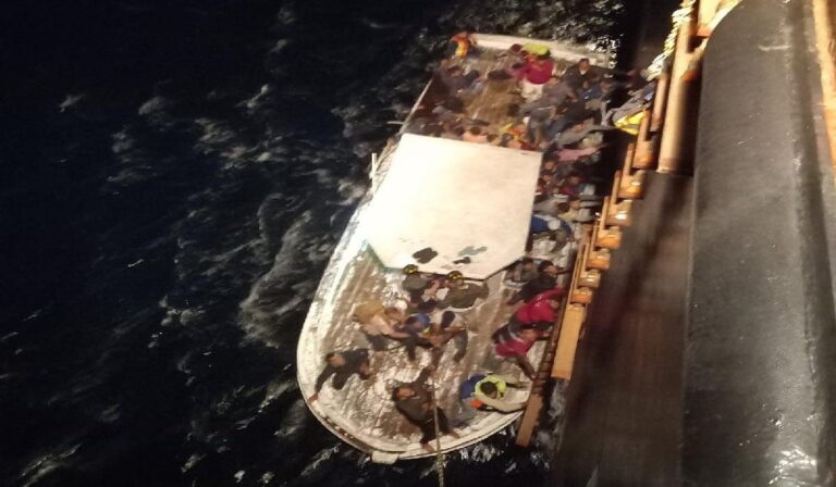 Πύλος: Διασώθηκαν 92 μετανάστες, ανάμεσά τους 37 ανήλικα παιδιά – Συνελήφθησαν 3 διακινητές (εικόνες)