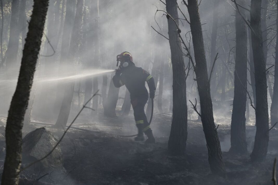 Πυροσβέστης επιχειρεί στη φωτιά στο Πόρτο Γερμενό
