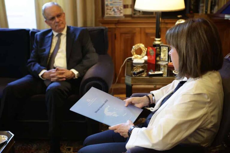 Αποτελέσματα εκλογών 2023: Στη Σακελλαροπούλου ο Τασούλας – «Η οκτακομματική Βουλή γεννάει πολλές προκλήσεις» (εικόνες)