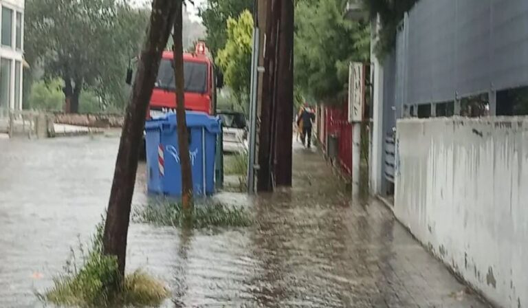 Επιχείρηση της πυροσβεστικής στα Τρίκαλα: Έβγαλε παιδιά από πλημμυρισμένο σχολείο (εικόνες & βίντεο)