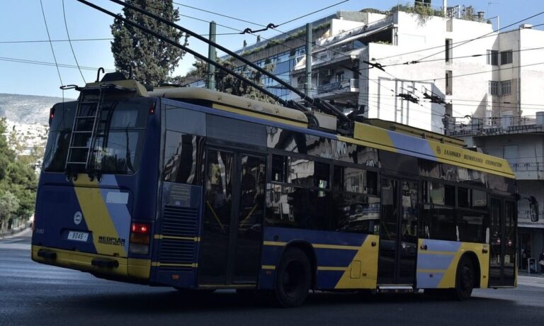 Σφοδρή σύγκρουση στην Αθήνα: Τρόλεϊ έπεσε πάνω σε φορτηγό – Ένας τραυματίας