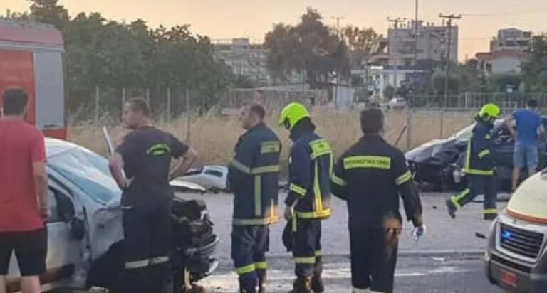 Βούλα: Σοβαρό τροχαίο – Η Πυροσβεστική απεγκλώβισε δύο τραυματίες