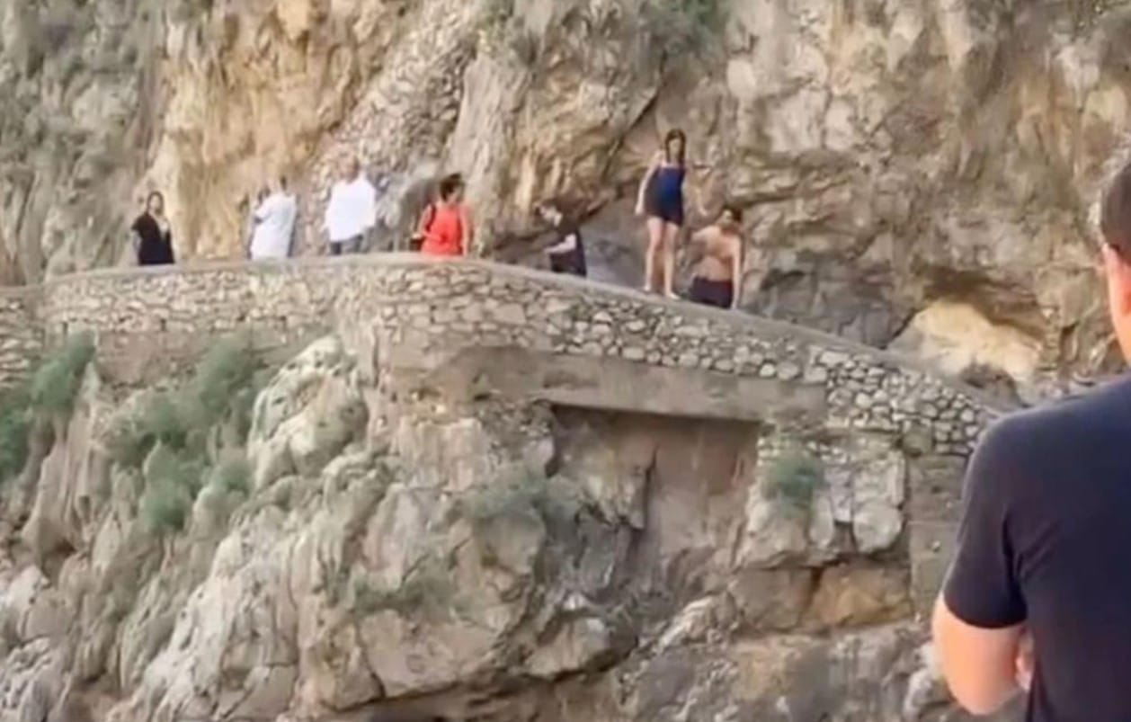 Italia: video orribile di un turista schiacciato da pietre – Urla di panico