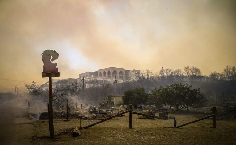 Ανοίγει σήμερα η πλατφόρμα για αποζημίωση 534 ευρώ σε εργαζόμενους στις πυρόπληκτες επιχειρήσεις – Ποιοι είναι οι δικαιούχοι