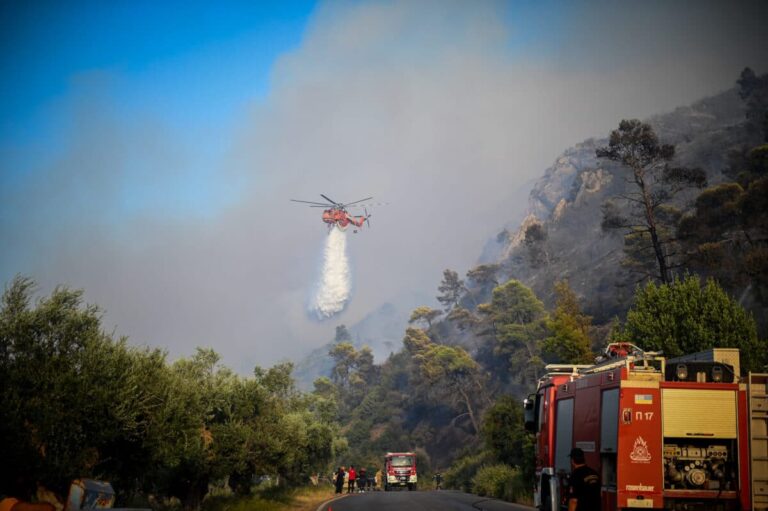 Ρόδος: Μεγάλες αναζωπυρώσεις και στα τρία μέτωπα φωτιάς