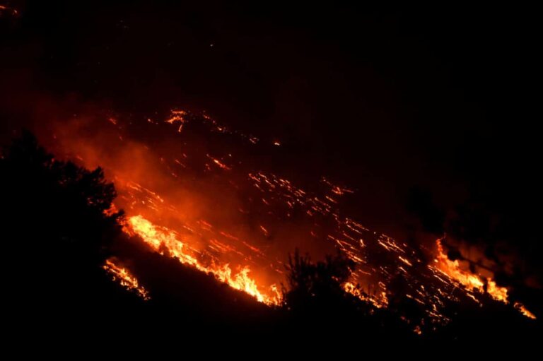 Φωτιές: Ολονύχτια μάχη με τις φλόγες σε Κέρκυρα, Ρόδο, Αίγιο και Κάρυστο – Εκκενώθηκαν περιοχές