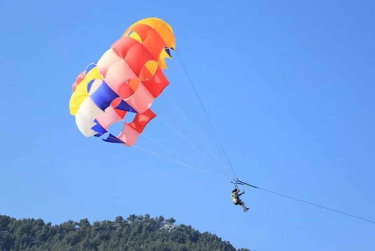 Ίος: Νεαρή τουρίστρια τραυματίστηκε την ώρα που έκανε θαλάσσιο αλεξίπτωτο – Δύο συλλήψεις