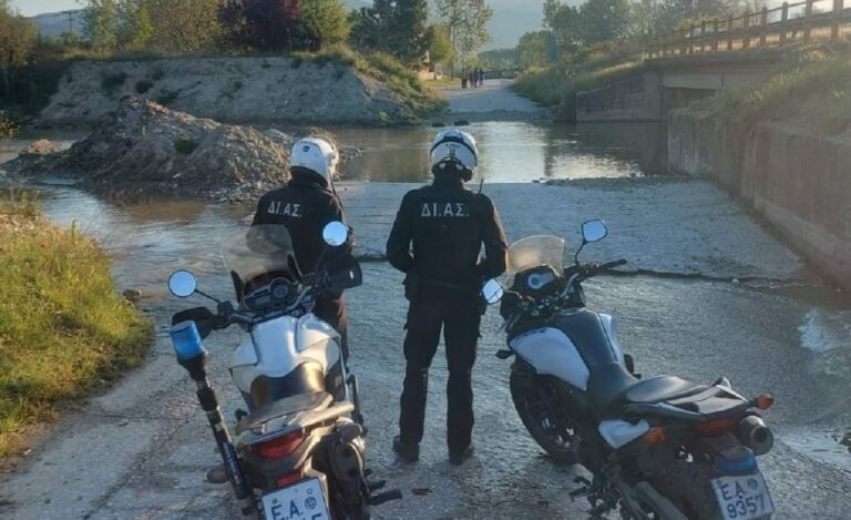 Σέρρες: Ήρωας αστυνομικός βούτηξε σε χείμαρρο διασώζοντας παππού και εγγονή