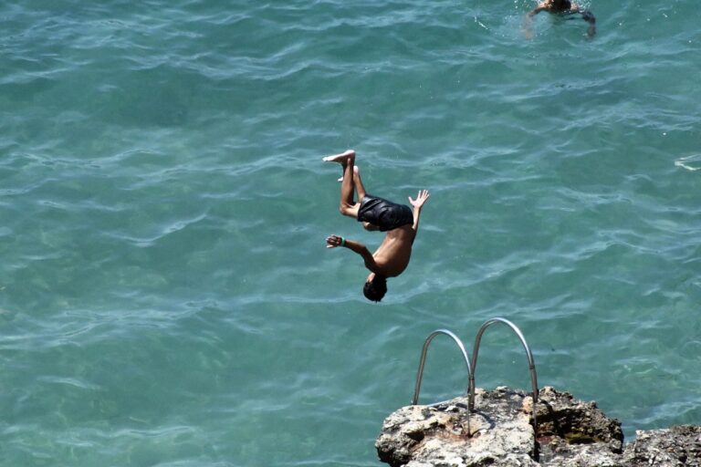 Σε κλοιό καύσωνα από σήμερα η χώρα – Επίπεδο επικινδυνότητας 3 σήμερα στην Αθήνα