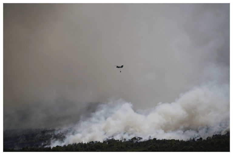 Φωτιά στα Δερβενοχώρια: 3 Chinook επιχειρούν στο μέτωπο της πυρκαγιάς