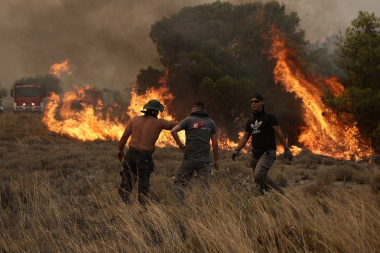 Φωτιές: Μαίνεται η φωτιά στα Δερβενοχώρια, καλύτερη η κατάσταση στο Λουτράκι – Καίει ανεξέλεγκτη στη Ρόδο