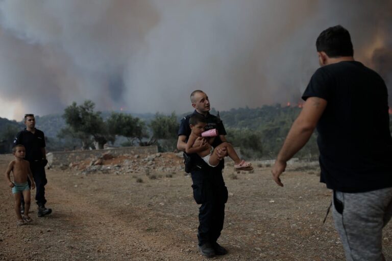 Αγωνία για τη φωτιά σε Μάνδρα και Λουτράκι – Αστυνομικοί πήραν τα παιδιά στα χέρια (εικόνες & βίντεο)