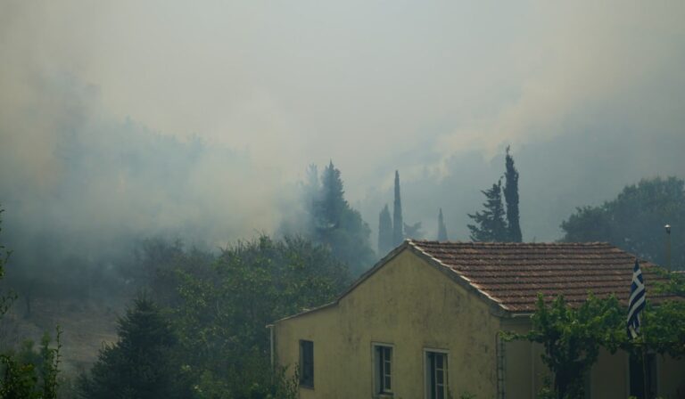 Φωτιά στην Κέρκυρα: Νέο 112 για εκκένωση των περιοχών Καλαμάκι και Απραός