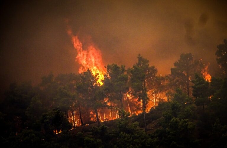 Φωτιά στη Ρόδο: Μαίνεται ανεξέλεγκτο το μεγάλο πύρινο μέτωπο – Ανησυχία για τον «ακραίο κίνδυνο» σήμερα (εικόνες & βίντεο)