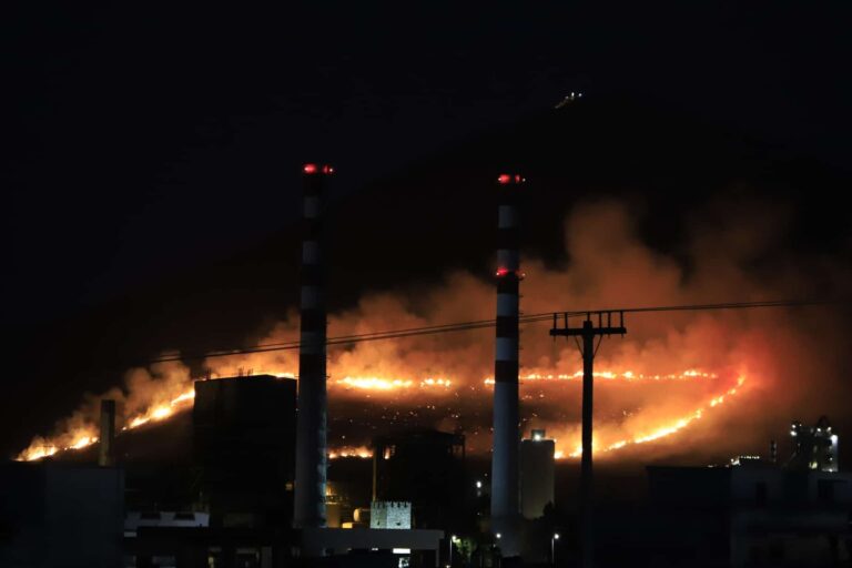 Φωτιά στο Αλιβέρι: «Έχει οριοθετηθεί περιμετρικά» λέει ο Αρτοποιός – Οι πυροσβέστες έδωσαν τεράστια «μάχη» όλο το βράδυ (βίντεο)