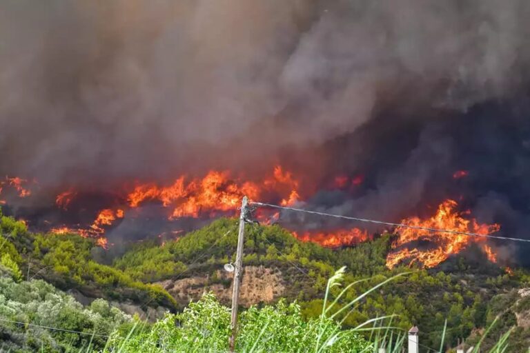 Φωτιά στο Παπίκιο: Από τις πιο δύσκολες επιχειρήσεις κατάσβεσης – Το ζήτημα με τη φύλαξη των συνόρων