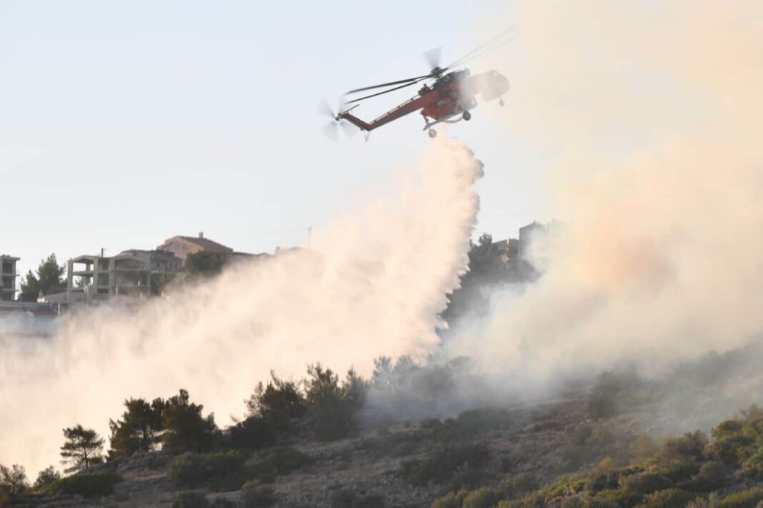 Ελικόπτερο της Πυροσβεστικής επιχειρεί σε φωτιά