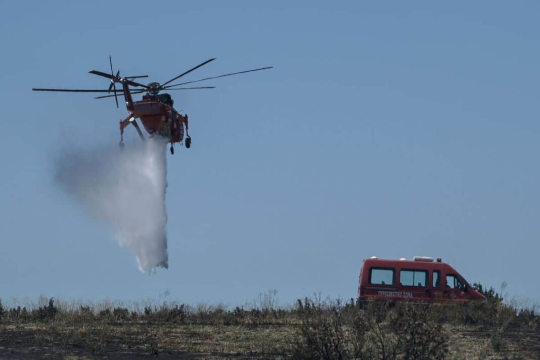 Ελικόπτερο και πυροσβεστικό όχημα στη φωτιά στο Σχηματάρι