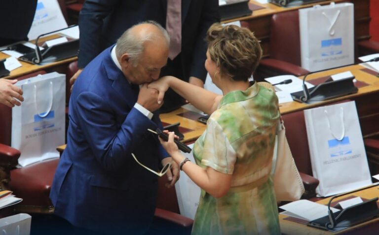 Βουλή: Live η ορκωμοσία – Οι αφίξεις που ξεχώρισαν!