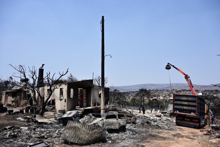 Φωτιές: 60 κτίρια έχουν χαρακτηριστεί μέχρι στιγμής επικίνδυνα για χρήση σε περιοχές 4 δήμων