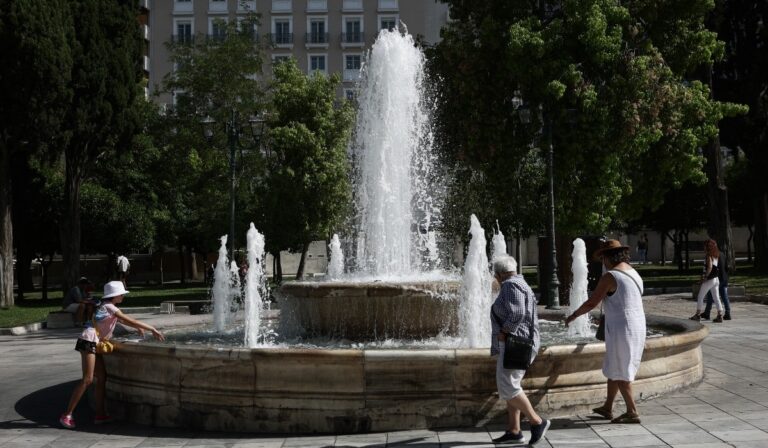 Meteo: Στα ύψη η θερμική επιβάρυνση λόγω καύσωνα – Οι «κόκκινες» περιοχές, ποιες ομάδες πληθυσμού κινδυνεύουν