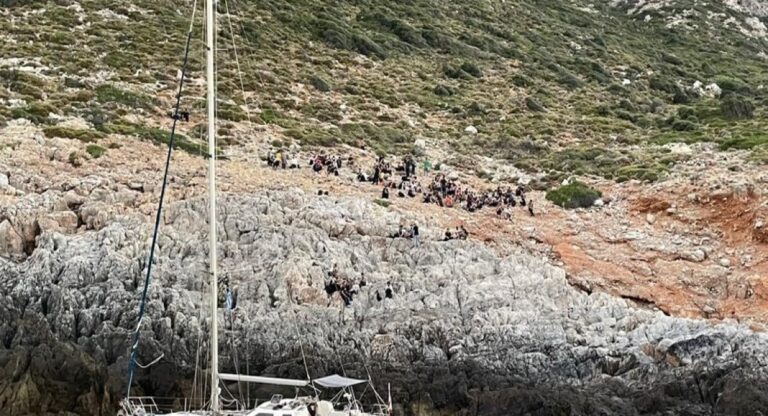 Λακωνία: Το Λιμενικό απεγκλώβισε 111 μετανάστες από βραχώδη περιοχή στο Ακρωτήρι Μαλέα (βίντεο)