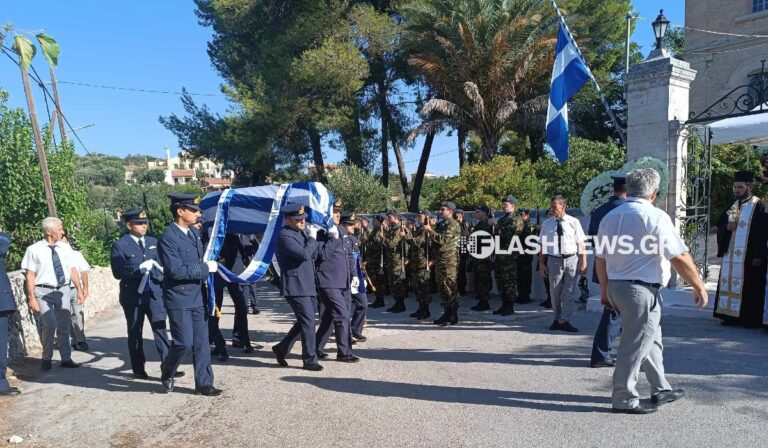 Χρήστος Μουλάς: Αποχαιρετούν σήμερα τον σμηναγό στην Kρήτη – Σπαραγμός στην κηδεία του πιλότου του μοιραίου Canadair (εικόνες & βίντεο)