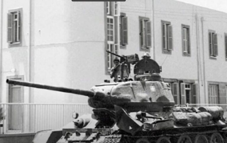 Κύπρος: 49 χρόνια από το στρατιωτικό πραξικόπημα κατά του Μακαρίου – Ήχησαν οι σειρήνες (βίντεο)