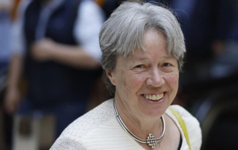 Αθηνά Λινού: «Περιπέτεια» στη Βουλή – Παραλίγο να καθίσει με τους Σπαρτιάτες! (βίντεο)