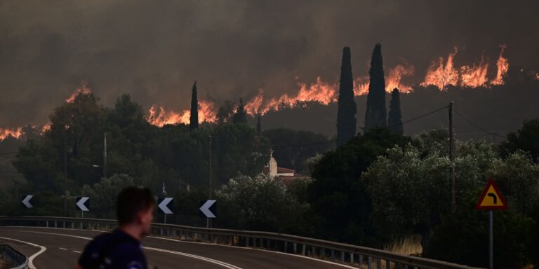 Φωτιά στη Μάνδρα: Εντολή εκκένωσης και της Οινόης – Πρωτοφανής κινητοποίηση από αέρος
