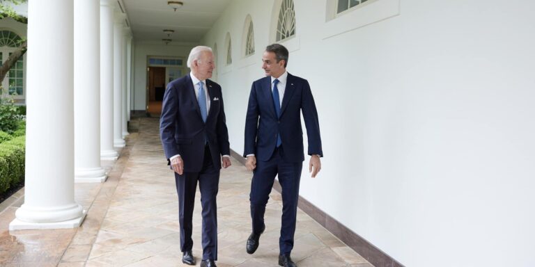 Πρώτη επικοινωνία Μπάιντεν-Μητσοτάκη: Ενίσχυση της συνεργασίας σε άμυνα και ενέργεια