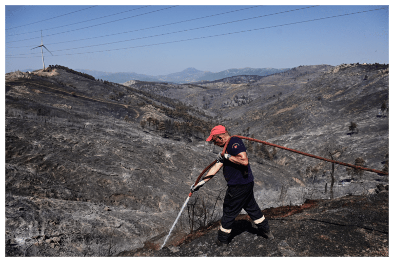 Εκπρόσωπος Τύπου Πυροσβεστικής: «Καλύτερη εικόνα σε Ρόδο και Δυτική Αττική – Η κατάσταση παραμένει δύσκολη».