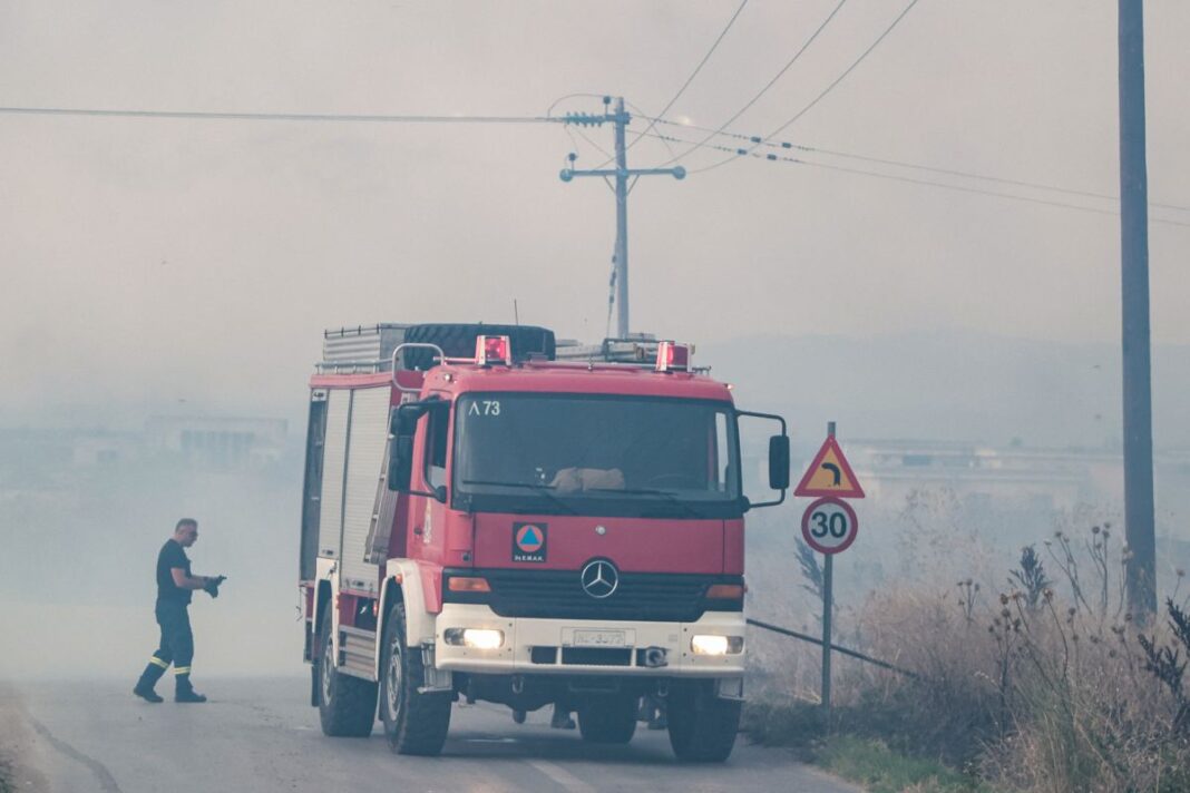 Όχημα της Πυροσβεστικής επιχειρεί σε φωτιά