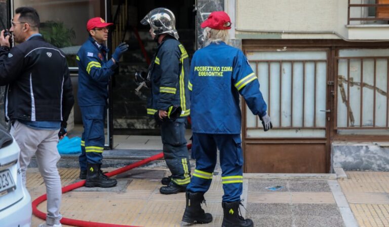 Έκρηξη σε πολυκατοικία στα Πατήσια από βραχυκύκλωμα στα ρολόγια της ΔΕΗ (βίντεο)