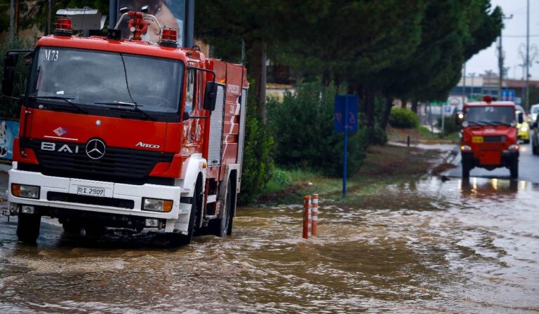 Η Πυροσβεστική σε πλημμυρισμένους δρόμους