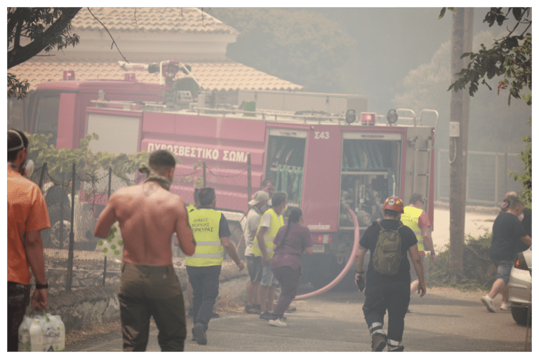 Η φωτιά «ρημάζει» Κέρκυρα και Ρόδο: Εκκενώνονται οικισμοί, δίπλα στα σπίτια οι φλόγες