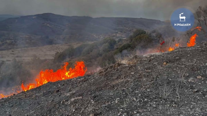 Ρόδος: Για δέκατη μέρα καίει η φωτιά – Σε δύο μέτωπα αναζωπυρώσεων