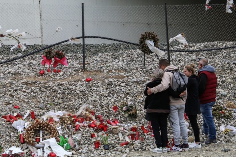 Τέμπη – Ελληνική Ένωση Τραπεζών: Διαγράφονται οι δανειακές υποχρεώσεις των οικογενειών των θυμάτων