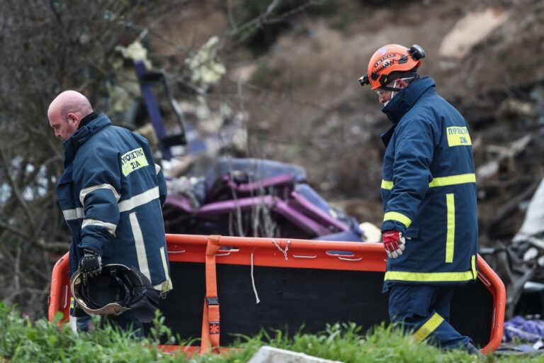 Τραγωδία στα Τέμπη: Ανατριχιαστικές μαρτυρίες επιζώντων – «Είδα τον θάνατο μου, περνούσαν από πάνω μου για να βγουν έξω»