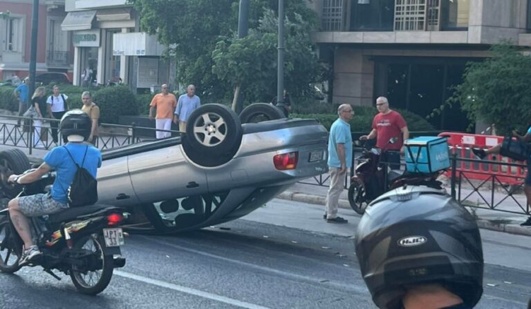 Τροχαίο ατύχημα στη Βασιλίσσης Σοφίας – Αναποδογύρισε αυτοκίνητο (εικόνα)