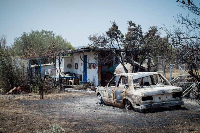 Φωτιές: Ολοκληρώθηκε η βασική φάση της καταγραφής ζημιών σε Αττική και Κορινθία – 112 κτίρια επικίνδυνα για χρήση